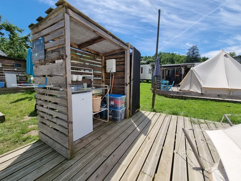 Coin cuisine équipé d'une tente lodge au camping