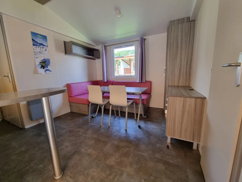 Espace coin repas avec rangement dans un mobil-home