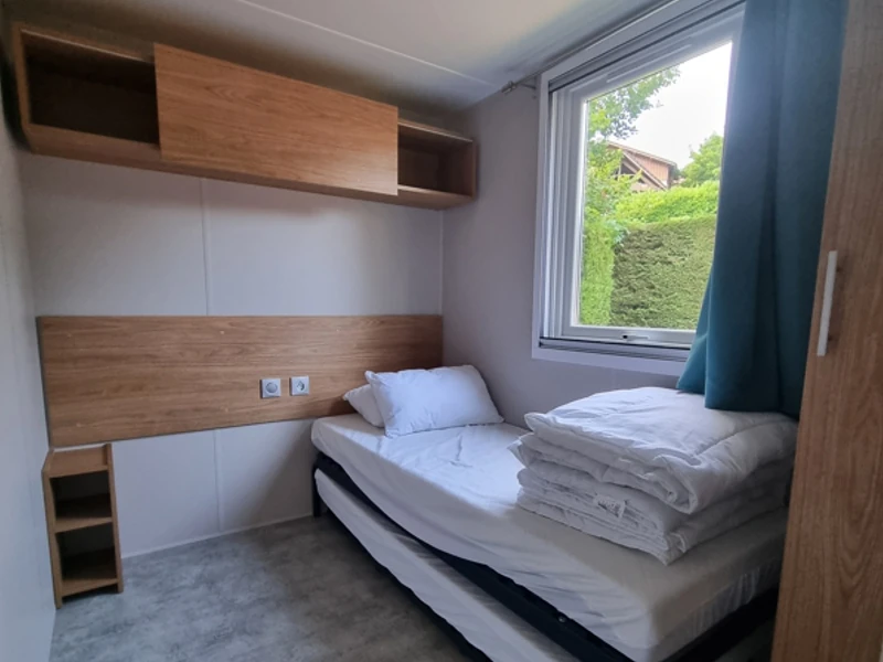 Chambre 1 personne dans un mobil-home avec une literie confortable
