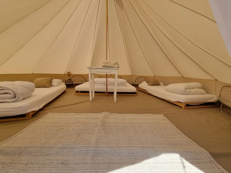Vue intérieur d'une tente lodge