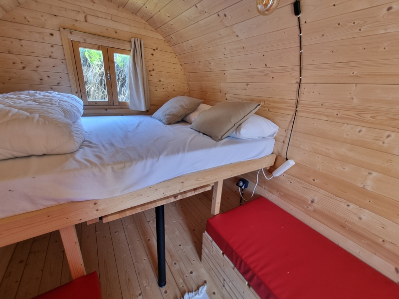 Intérieur d'une roulotte avec couchage confortable