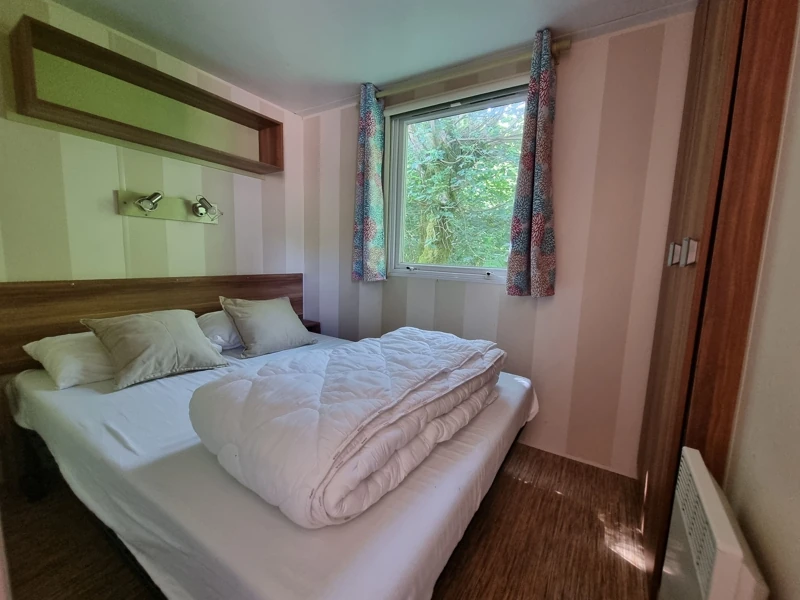 Chambre parentale d'un mobil-home à Aiguebelette