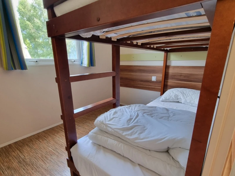 Chambre dans un mobil-home avec lit superposé