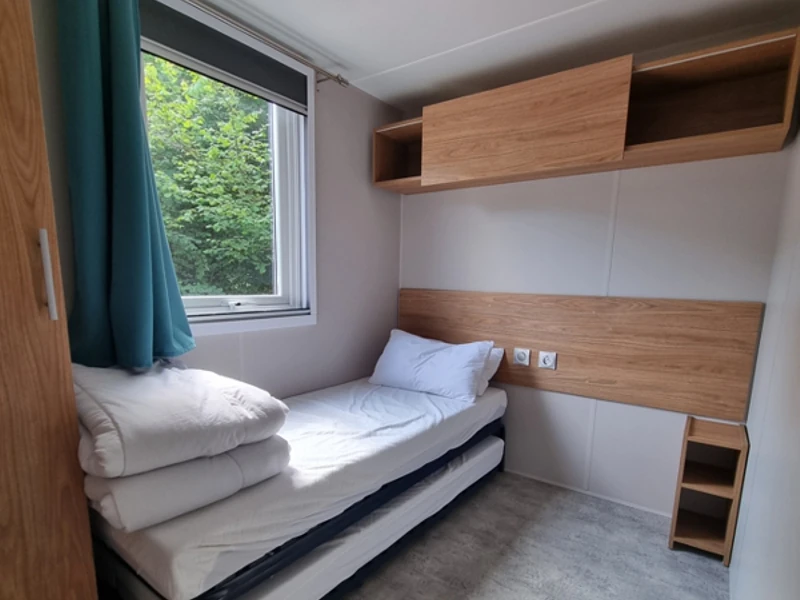 Chambre avec couchage confortable 1 personne en mobil-home