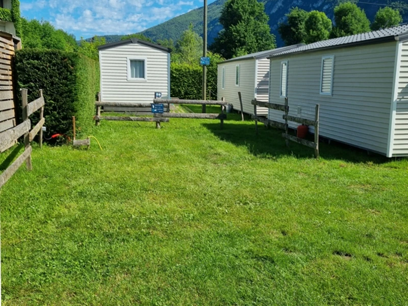 Emplacement en herbe pour accueillir tente et camping car avec mobil-home pour voisin