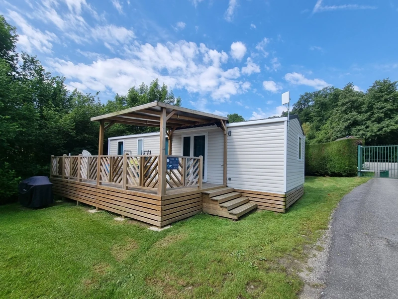Vue d'un mobil-home avec terrasse semi-couverte au camping d'Aiguebelette