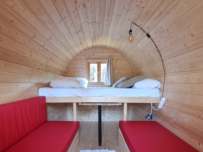Agencement intérieur d'une roulotte avec couchage, et banquettes