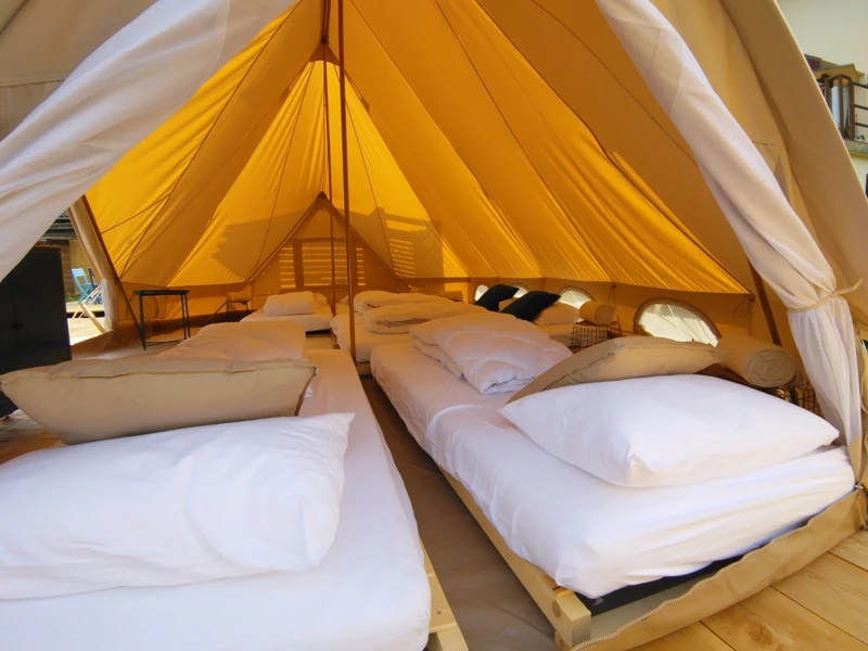 Vue intérieur d'une tente lodge. Hébergement 4 personnes