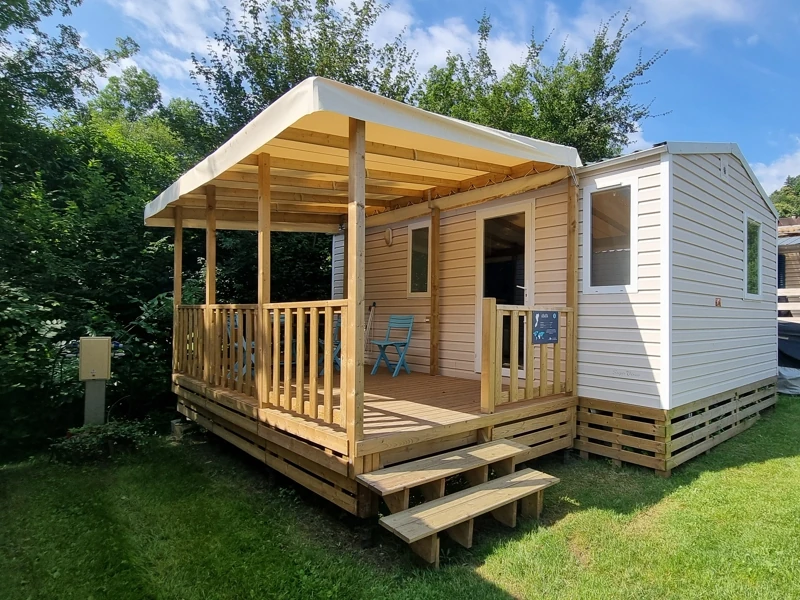 Mobil-home avec terrasse bois couvert et espace en herbe