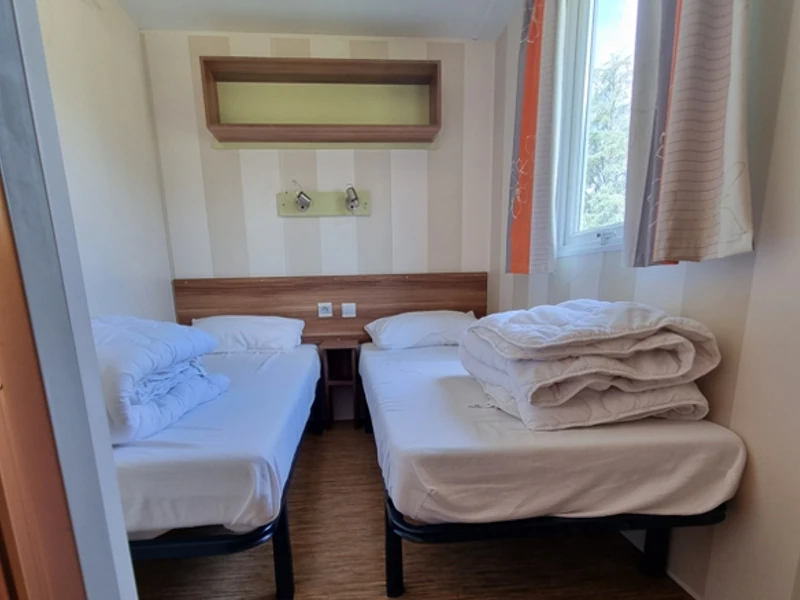 Chambre avec deux lits simples en mobil-home