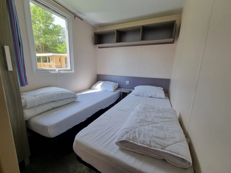 Chambre dans un mobil-home avec deux lits simples