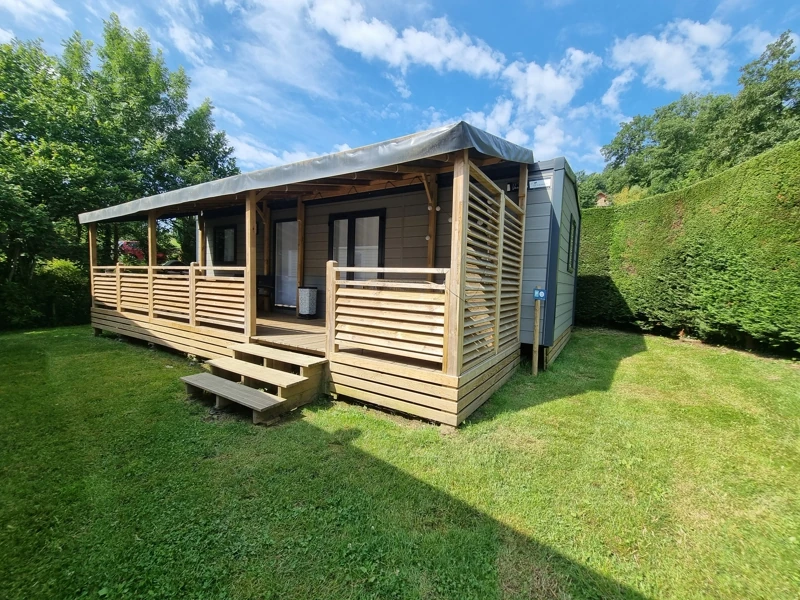 Mobil-home avec grande terrasse couverte et espace en herbe