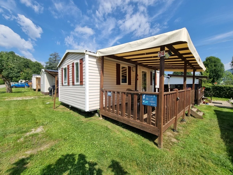 Mobil-home avec grande terrasse bois couverte