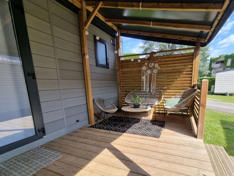 Terrasse bois d'un mobil-home avec salon de jardin