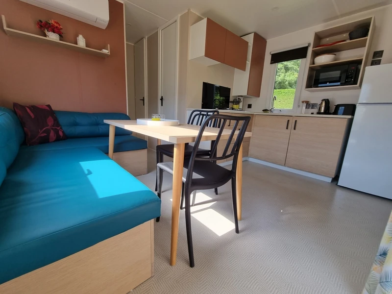 Joli espace à vivre en mobil-home avec cuisine équipée et coin repas
