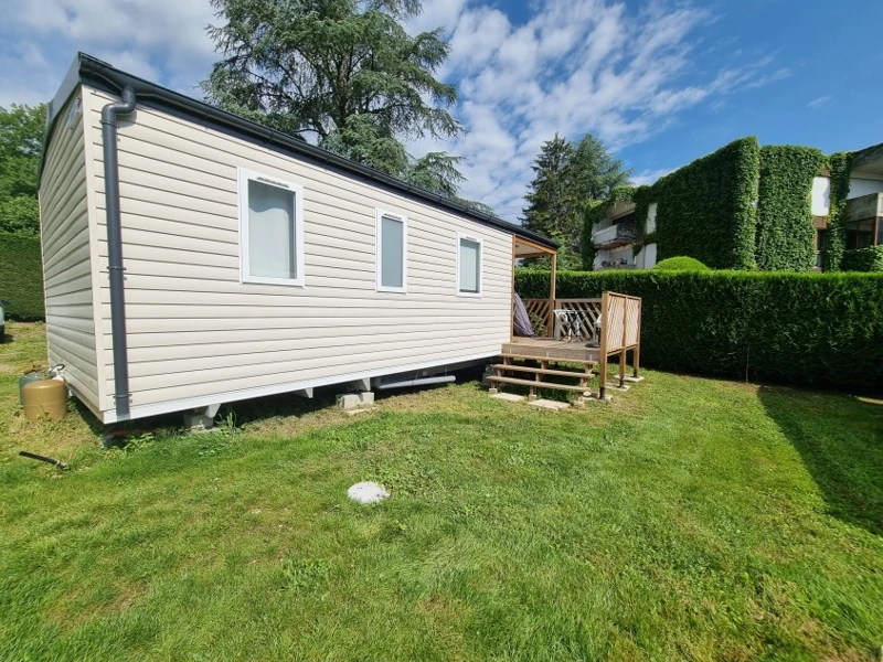 Vue extérieure d'un mobil-home avec terrasse bois