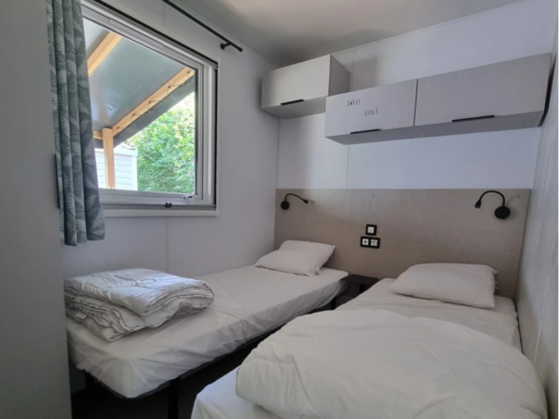Chambre avec deux lits dans un mobil-home