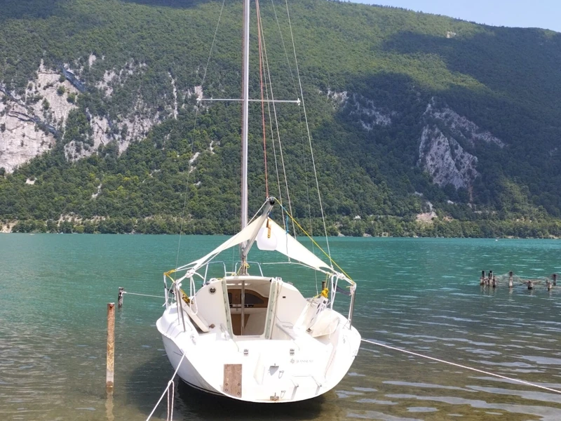 Sur le lac avec la montagne en fond, un voilier est amarré en attente de passagers