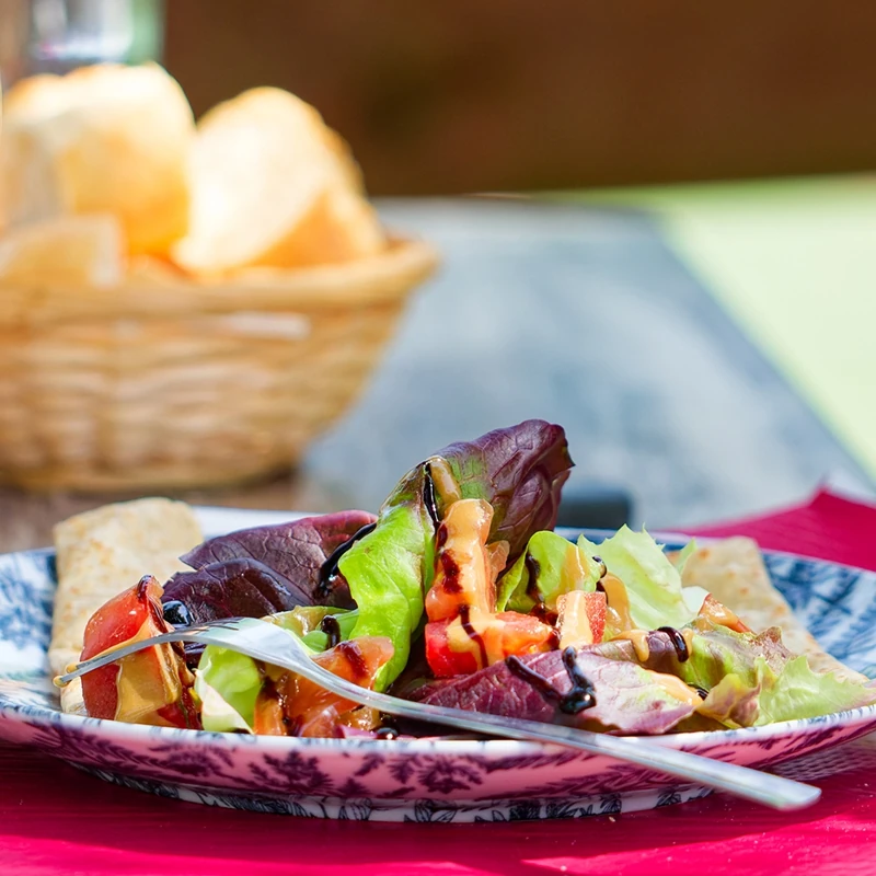 Assiette d'une salade composée très colorée et d'une crêpe