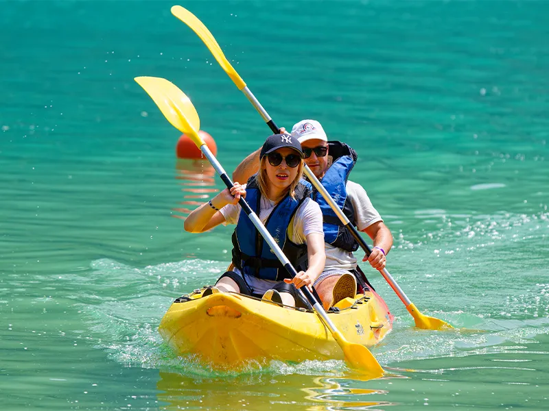 Un homme et une femme font une sortie sur un lac en canoë