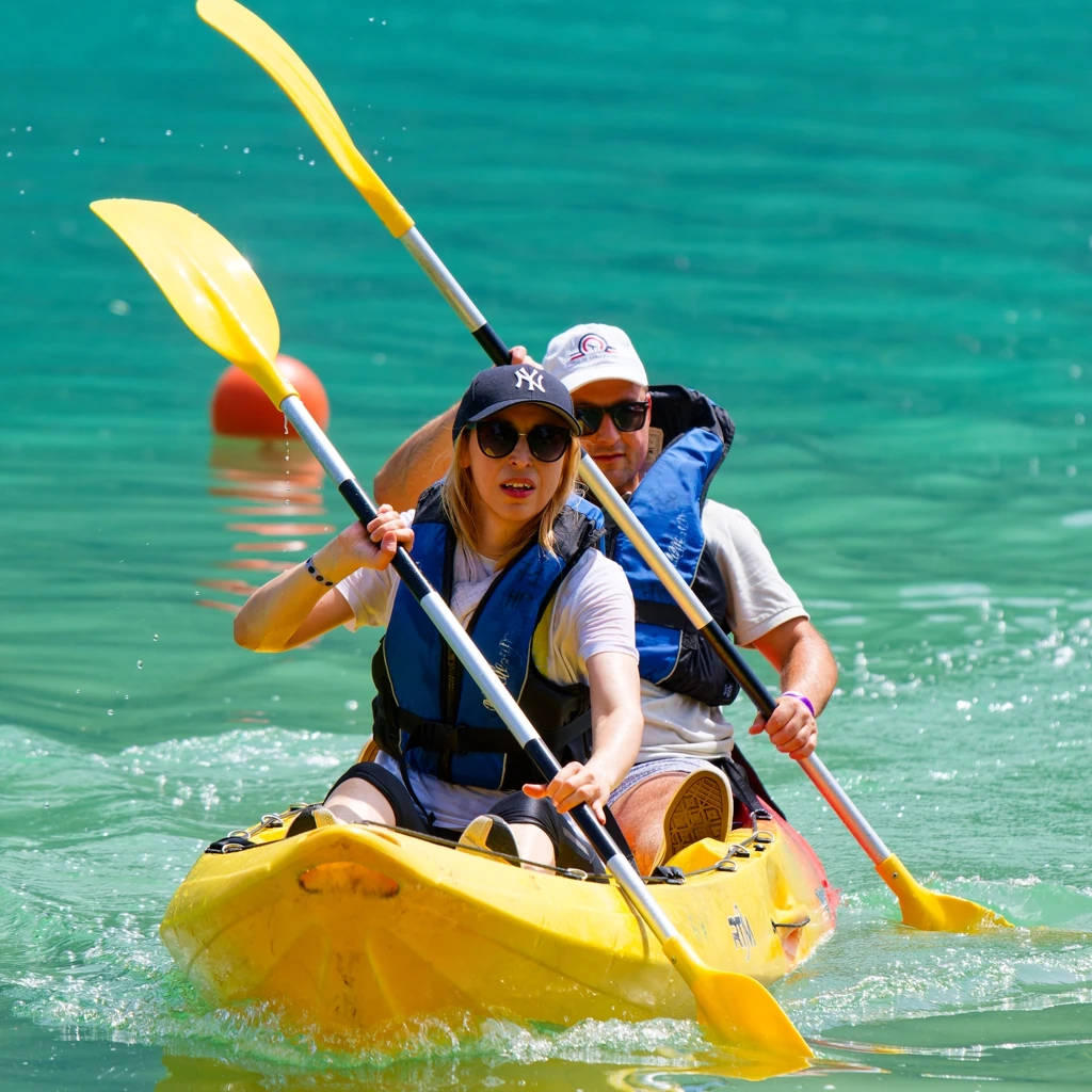 Un homme et une femme font une excursion en canoë sur un lac