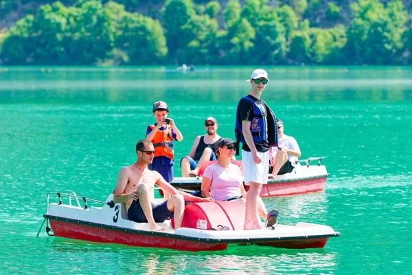 lac_aiguebelette_apero_pedalo_600