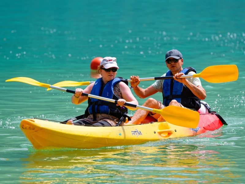 Activité de team building en kayak biplace sur le lac d'Aiguebelette pour séminaire d'entreprise