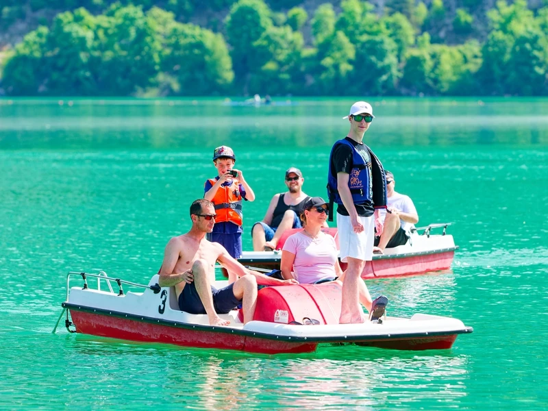 Promenade en pédalo en famille sur les eaux émeraude du lac d'Aiguebelette