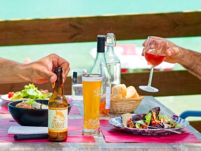 Repas et apéritif en terrasse au bord du lac d'Aiguebelette au restaurant Les Pieds dans l'Eau