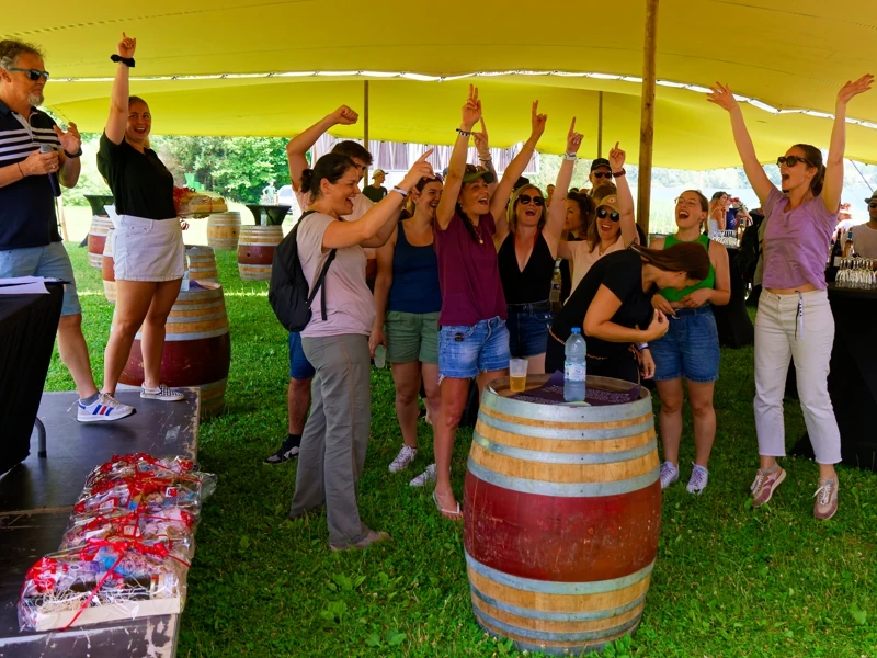 Collaborateurs en séminaire d'entreprise et team building festif sous un chapiteau au Hameau des Pêcheurs